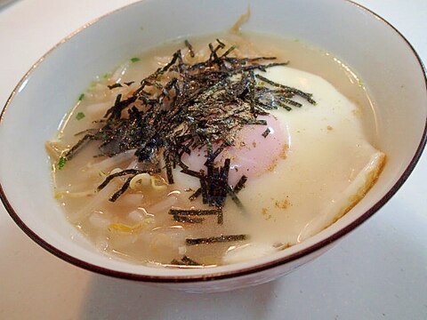 目玉焼きともやしと刻み海苔の豚骨ラーメン